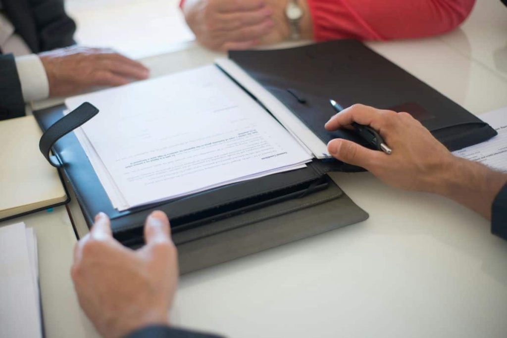 Can You Back Out of a House Offer? (Buyer’s Guide)